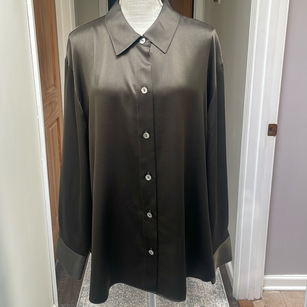 Vince Relaxed Button Silk shirt in Eden color